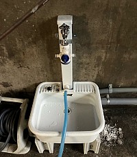 本日は工場内に水栓柱と排水パンを取り付けに行きました(^^)